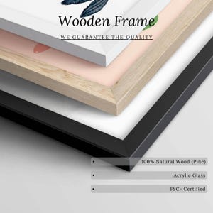 Puede incluir: Primer plano de tres marcos de fotos de madera en blanco, madera natural y negro. El marco blanco tiene el texto "Wooden Frame" y "WE GUARANTEE THE QUALITY". El marco negro tiene el texto "100% Natural Wood (Pine)", "Acrylic Glass" y "FSC- Certified".