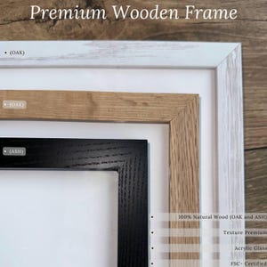 Puede incluir: Primer plano de tres marcos de fotos de madera en blanco, roble natural y negro. Los marcos est&aacute;n etiquetados como roble y fresno, con el texto "Premium Wooden Frame" en la parte superior. Caracter&iacute;sticas: madera 100% natural, textura premium y vidrio acr&iacute;lico.