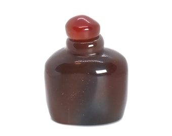 Chinese snuff bottle. Min Guo period, China 1920 circa. Handcarved agate snuff bottle.
