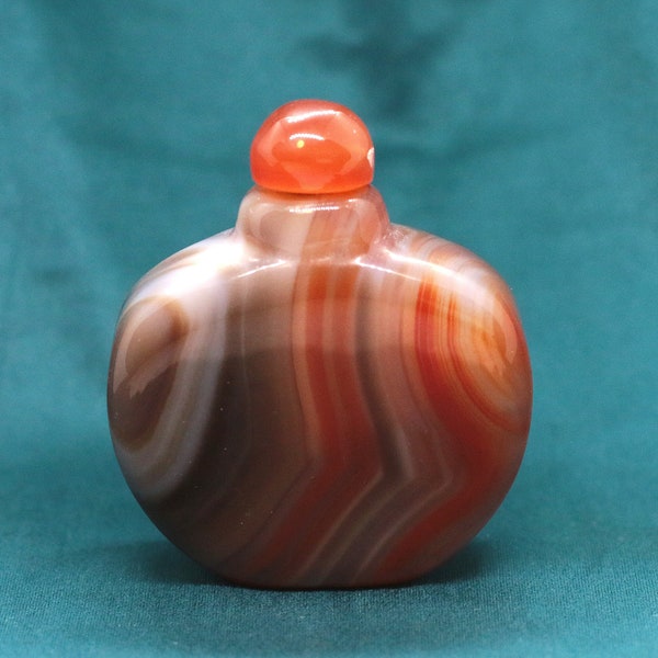 Chinese Snuff Bottle. China Qing Dynasty. 1850 AD. Natural agate Snuff bottle. Striated agate.