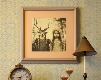 Hirsch und Mädchen Kitsch Print - Kitsch Print - Schrulliger Print - Quirkcore - Hirsch Print - Neutrales Kitsch Dekor