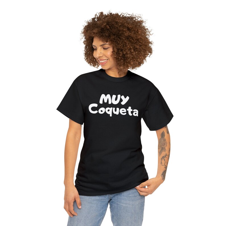 Unisex T-shirt - 100% Airlume combed and ringspun cotton, Coqueta, Mujer, Muy coqueta image 1