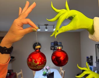 Grinch Hand Wall Hook – Real Size Grinch Hand, Christmas Ornament Holder, Whimsical Holiday Decor, Funny Grinch Decoration, Key Chain Holder