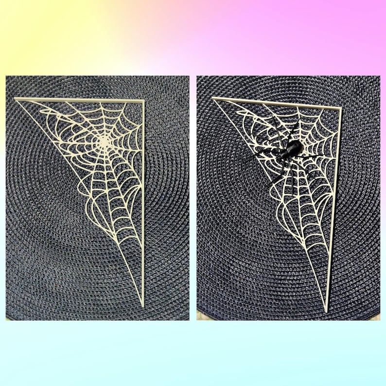 K&ouml;nnte beinhalten: Zwei dreieckige, cremefarbene Holzspinnennetzdekorationen. Eines hat eine schwarze Spinne. Die Netze sind aufwendig gestaltet mit einer zentralen Spirale und radialen Linien, perfekt f&uuml;r Halloween-Dekorationen.