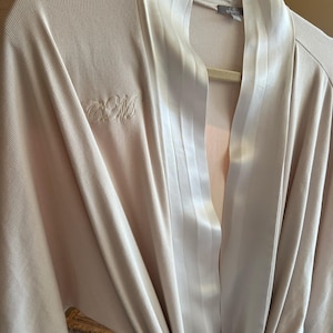 Bestickte Robe - Rippenstrick, Satin oder Waffelgewebe