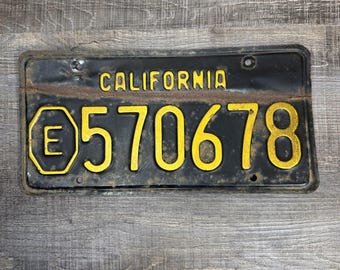 Placa de matrícula negra exenta de California (CA) de la década de 1960, original sin restaurar E570678