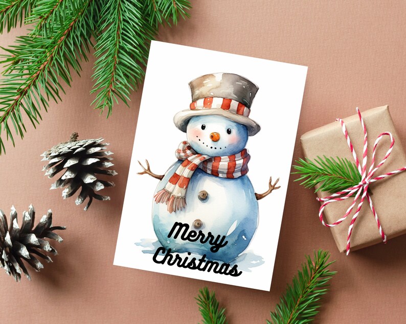 Puede incluir: Una ilustraci&oacute;n de acuarela de un mu&ntilde;eco de nieve con una bufanda a rayas rojas y blancas y un sombrero de copa marr&oacute;n. El mu&ntilde;eco de nieve est&aacute; de pie sobre un fondo blanco con el texto "Merry Christmas" escrito debajo.