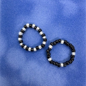 Set of 2 beaded rings - black and white