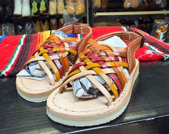 Sandálias Huarache de couro trançado para meninas. Calçado mexicano multicolorido para o verão. Sandálias Huarache estilo mexicano. Sandálias Huarache para meninas.