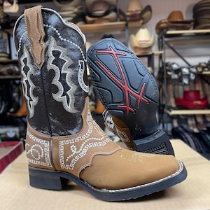 Men’s Embroidered Cowboy Boots. Men’s Western Cowboy Boots. Brown Leather Boots for Men. Botas Cuadrada Con Bordado. Botas Vaqueras De Piel.