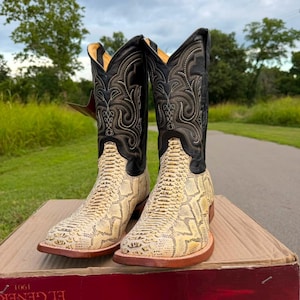 Men's Python Embossed Cowboy Boots. Black & White Western Leather Boots. Two-Tone Embroidered Boots. Botas Vaqueras Pitón. Botas Pa Hombre