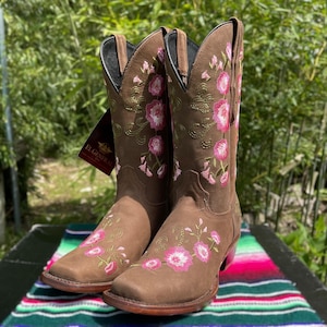 Woman’s Mexican Embroidery Boots. Cowgirl Western Boots. Pink Floral Brown Leather Boots. Bota Vaquera De Mujer. Bota Con Flores Bordado.