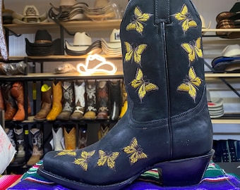 Woman’s Embroidered Butterfly Boots. Cowgirl Western Boots. Square Toe Cowgirl Boots for Woman. Bota De Mujer Bordado. Bota De Mariposa.