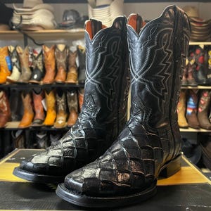 ALL-BLACK Pirarucu Skin Boots. Men’s Square Toe Cowboy Boots. Leather Fish Skin Pirarucu Western Boots. Botas De Piel Pescado Vaquero.