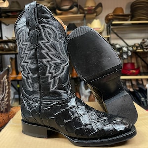 Men’s Fish Skin Cowboy Boots. Square Toe Western Boots for Men. Men’s Black Leather Boots. Botas Vaqueras De Piel Pescado. Botas Cuadrada.