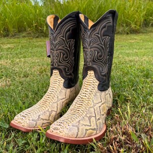 Men's White & Black Cowboy Boots. Python Skin Leather Boots. Two-Tone Embroidered Boots. Python Pattern Western Boots. Botas Blancas Pitón