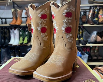 Botas vaqueras florales marrón claro. Botas de cuero marrón para niña. Botas vaqueras para niños. Botas marrones para vaqueras. Botas de cuero café para niña