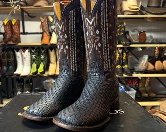 Męskie kowbojskie buty z plecionym wzorem. Ciemnobrązowe buty ze skóry bydlęcej. Brązowe buty męskie w stylu western. Haftowane skórzane buty. Botas Cuero Trenzado