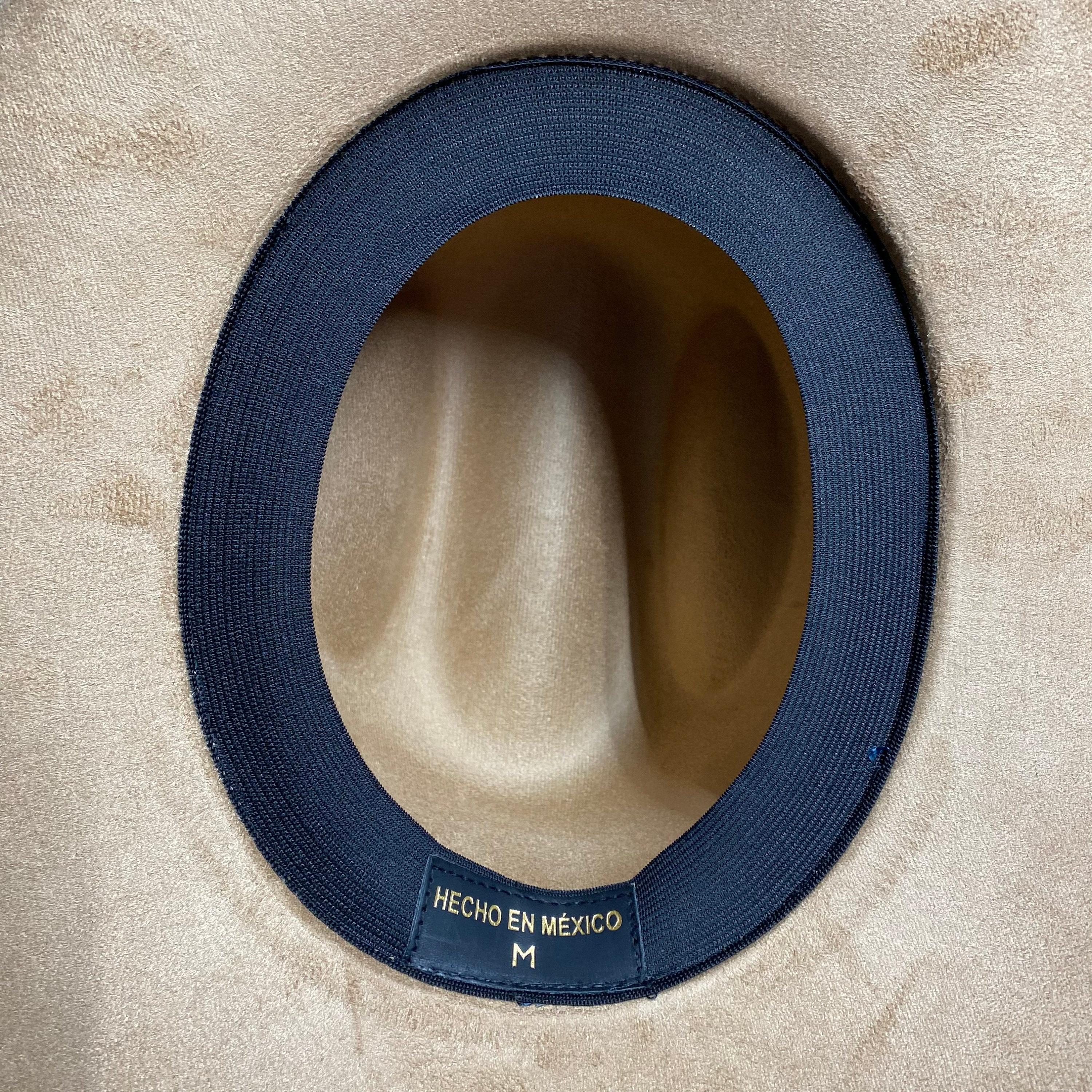 Cappello Da Cowboy Occidentale Con Il Bordo Della Pelle Della Mucca Capelli Sul Bovina Di Cuoio Del Whipstitch E La Corona Scaricata Image148541651