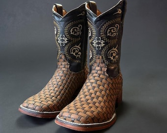 Kid's Brown Woven Cowboy Boots. Braided Design Brown Boots. Cowhide Leather Boots for Boys. Botas Vaqueras Café. Botas Café Para Niño