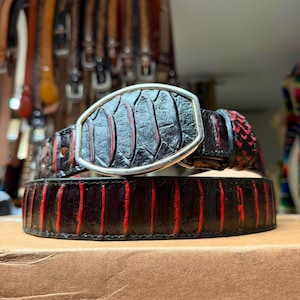 Cinto masculino de pele de píton preta. Cinto de cowboy de pele de cobra. Cinto de couro estilo faroeste. Cinto com fivela redonda vermelha. Cinto Pitón Negro. Cinto Vaquero