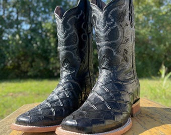 BLACK PIRARUCU FISH Skin Boots. Men’s Cowboy Western Boots. Square Toe Leather Boots Men. Bota Vaquero De Piel Pescado. Bota Cuadrada.