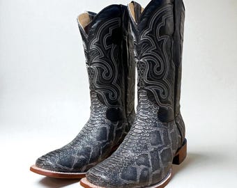 Men’s Python Snake Skin Boots. Western Cowboy Boots for Men. Square Toe Rodeo Boots. Bota Vaquero De Piel Pitón. Bota De Víbora Cuadrada.
