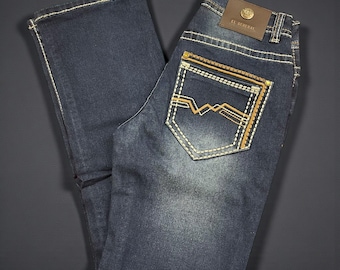 Vaqueros con corte tipo bota estilo vaquero para hombre. Vaqueros occidentales de color azul denim. Jeans bordados marrones para hombre. Pantalón Vaquero De Hombre. Pantalón Bordado Corte Bota.