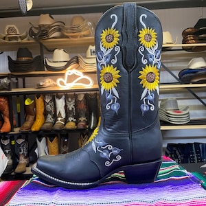Sunflower Embroidered Cowgirl Boots. Woman’s Square Toe Western Boots. Embroidered Flower Cowgirl Boots. Bota De Girasol Bordado Para Mujer.