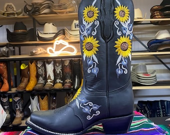 Sunflower Embroidered Cowgirl Boots. Woman’s Square Toe Western Boots. Embroidered Flower Cowgirl Boots. Bota De Girasol Bordado Para Mujer.