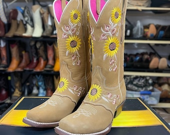 Sharllen Damen Cowboystiefel Mit Sonnenblumen-Stickerei – Westernstiefel Mit Blockabsatz & Reißverschluss Sharllen Damen Cowboystiefel Mit Sonnenblumen-Stickerei – Westernstiefel Mit Blockabsatz & Reißverschluss
