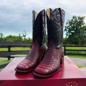 Men's Two-Tone Python Style Boots. Red Black Embroidered Cowboy Boots. Red Cowhide Leather Boots. Botas Vaqueras Pitón. Botas De Cuero Rojo