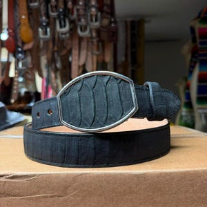 Czarny skórzany pasek męski. Czarny pasek ze skóry pytona. Pasek kowbojski z okrągłą klamrą. Czarny pasek ze skóry węża. Pasek kowbojski w stylu western. Cinto Negro