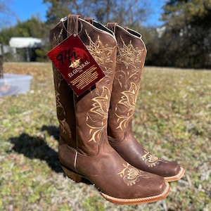 Women's Brown Square-Toe Floral Boots. Brown Embroidery Solid Leather. Bota Café Punta Cuadrada. Bota para mujer. Bota marrones de mujer