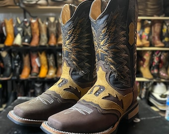Botas vaqueras de cuero para hombre. Botas vaqueras con herraduras. Botas vaqueras marrones para hombre. Botas vaqueras de rodeo. Botas de piel vaquera.