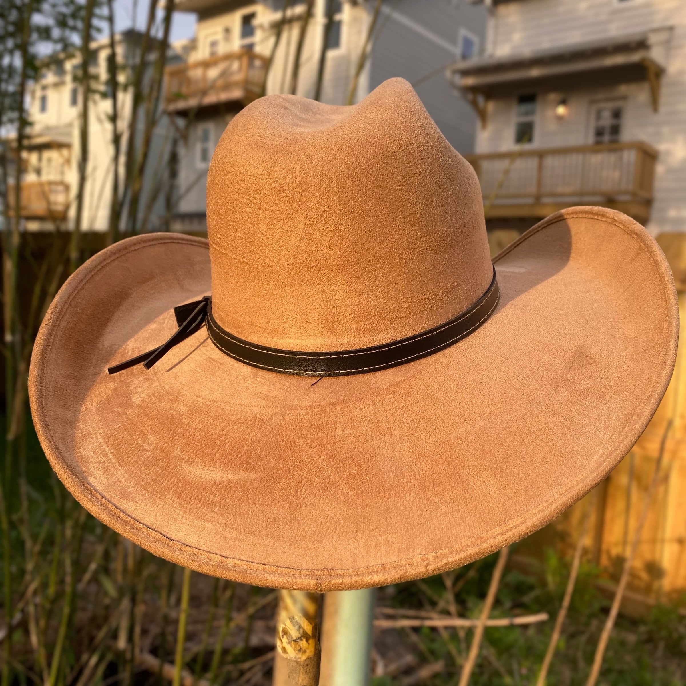 Cappello Da Cowboy Occidentale Con Il Bordo Della Pelle Della Mucca Capelli Sul Bovina Di Cuoio Del Whipstitch E La Corona Scaricata Image148541651