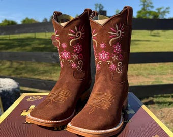 Girls' Pink and White Floral Boots. Kid's Dark Brown Cowgirl Boots. Western Style Floral Boots. Brown Cowhide Leather Boots. Botas Florales