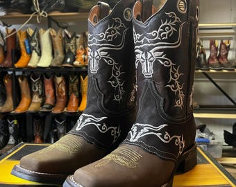 Men’s Embroidered Rodeo Boots. Western Cowboy Boots for Men. Square Toe Leather Boots. Bota Vaquero De Hombre. Bota Cuadrada De Rodeo.