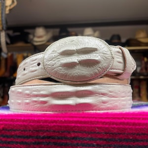 Pasek ze skóry aligatora. Biały pasek z kości kajmana. Męski pasek kowbojski western. Biały skórzany pasek dla mężczyzn. Cinto De Piel Caimán Vaquero.