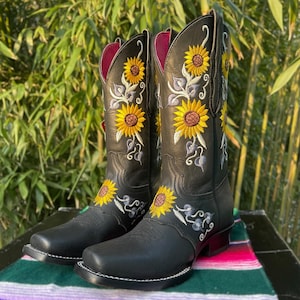 BEAUTIFUL Sunflower Cowgirl Boots. Floral Embroidery Boots. Woman’s Western Leather Boots. Boots. Bota Vaquera De Girasol Bordado.