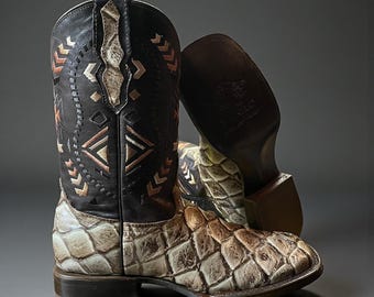 Men’s PIRARUCU FISH SKIN Print Boots. Cowboy Western Boots for Men. Square Toe Brown Cowhide Leather Boots. Bota Vaquero De Piel Pescado.