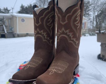 Botas de vaquero occidentales marrones para hombre. Piel de vacuno con punta cuadrada y bordado occidental. Bota Vaquero para Hombre. Bota marrones de hombre