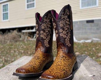 Women's Floral Embroidery Boots. Floral Hand Tooled Boots. Brown Leather Cowgirl Boots. Botas Vaqueras Café. Botas Florales Para Mujer