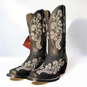 Geborduurde cowgirllaarzen voor dames. Mexicaanse borduurlaarzen met bloemen voor dames. Westernzwarte leren laarzen. Botas De Piel Negro Para Mujer.