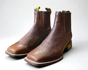 Men’s Maroon-Brown Cowboy Boots. Brown Leather Top Notch Boots. Ankle Height Cowboy Boots. Rodeo Square Western Toe Boots. Bota Botin Piel.