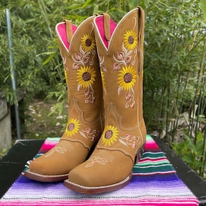 Sunflower Cowgirl Embroidered Boots. Mexican Embroidery Woman’s Boots. Square Toe Brown Leather Boots. Bota Vaquera Con Girasol Bordado.