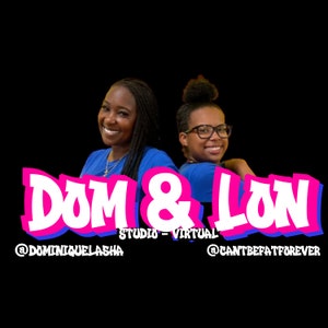 Puede incluir: Dos mujeres, una con trenzas largas negras y la otra con un moño, sonríen a la cámara. Llevan camisas azules y están de pie frente a un cartel rosa y blanco que dice "Dom & Lon Studio - Virtual @dominiquelasha @cantbefatforever".
