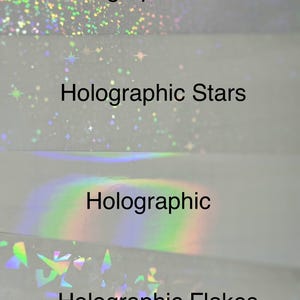 Pu&ograve; includere: Primo piano di quattro sezioni di materiale olografico. La sezione superiore presenta punti olografici, seguiti da stelle olografiche, una sezione olografica e, infine, fiocchi olografici. Il testo &egrave; nero.