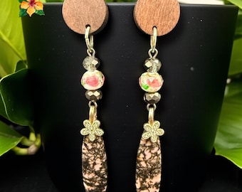 Rhodonit Ohrringe: Handgemachter Holz & Kristall Schmuck