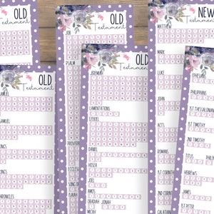 Puede incluir: Un conjunto de tarjetas de bingo bíblico imprimibles con un fondo de lunares morado y blanco. Las tarjetas presentan diseños florales y enumeran los libros del Antiguo y Nuevo Testamento.